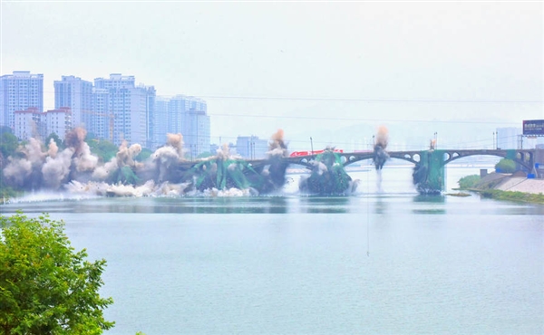 Bang！2888支雷管瞬間覆滅張家界250米大橋