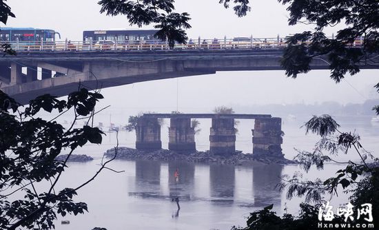 由從宋代浮橋、明代石橋到現(xiàn)如今全國最美斷橋，福州閩江上的洪山古橋已歷經(jīng)千余年。宋代理學(xué)大家朱熹曾十多次來到福州，也都是經(jīng)過當(dāng)年的浮橋進城。