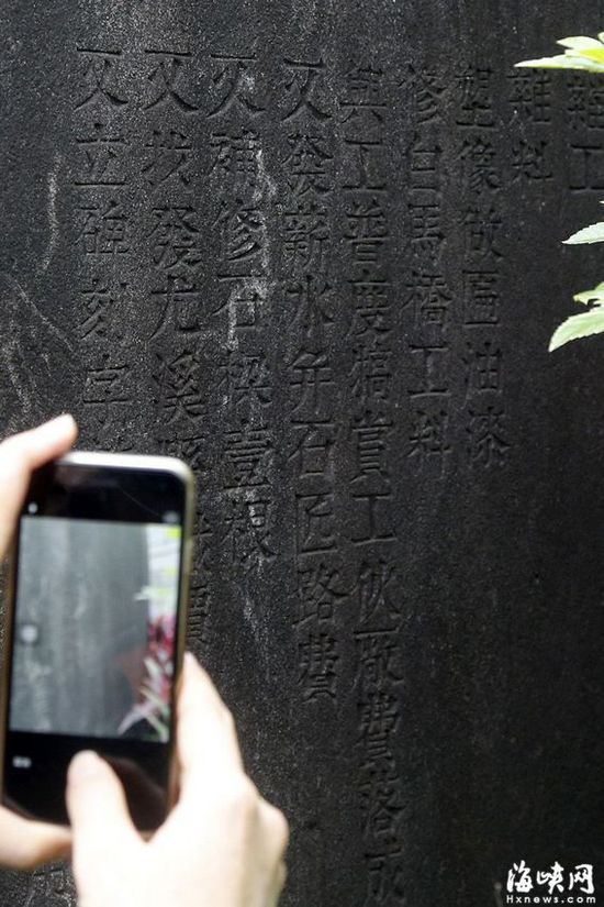 “現(xiàn)在不是討論要不要保護古橋的問題，而是必須保護古橋。”省政協(xié)委員雷云說，福州是國家級歷史文化名城，今年2月發(fā)布的《福州歷史文化名城保護規(guī)劃》中已將洪塘片區(qū)納入8片歷史文化風(fēng)貌區(qū)當(dāng)中。洪山斷橋是洪塘風(fēng)貌區(qū)中的一個元素，已上升到法律層面，必須將其保護起來。