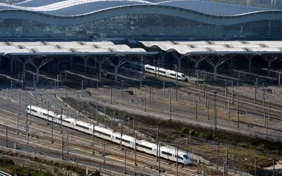 12月16日，從空中俯瞰長沙南站，一列高鐵列車正緩緩駛出站臺。長沙南站與機場磁懸站進行了無縫對接，長沙磁浮快線正式開通運營后，乘客從長沙高鐵南站搭乘磁浮列車，只需10余分鐘即可到達黃花國際機場。