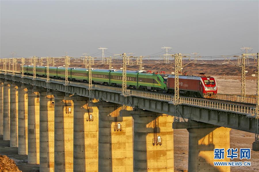（社會(huì)）新疆鐵路首列“復(fù)興號(hào)”列車將于近日正式投入運(yùn)營(yíng)