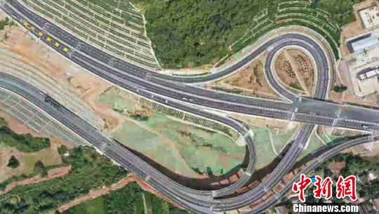 圖為航拍隴南山區(qū)蜿蜒的高速公路氣勢(shì)壯觀。張賓 攝