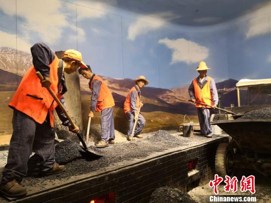 圖為甘肅公路博物館內(nèi)展陳20世紀(jì)八九十年代，公路養(yǎng)護(hù)職工在炒盤上拌制瀝青混合料的工作場(chǎng)景。馮志軍 攝