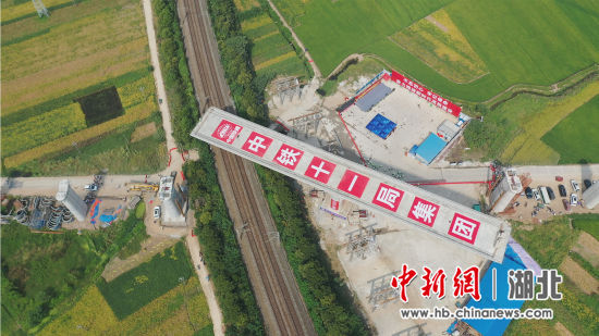 正在轉體的安九高鐵長江特大橋引橋 徐云華攝