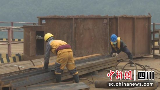 工人正在抓緊施工。朱安康攝