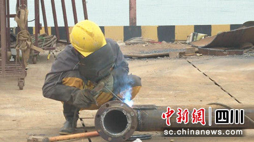 焊接搶工期。朱安康攝