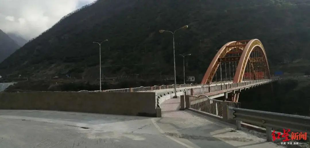 突發(fā)！四川甘孜州瀘定縣大渡河大橋橋面產(chǎn)生裂縫斷道