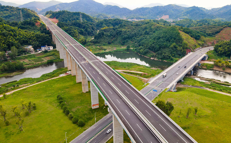 萍蓮高速公路地形地貌復(fù)雜，區(qū)域高差懸殊，橋梁隧道比率高達到43.2%，全線共建有隧道5座。（央廣網(wǎng)發(fā) 文怡 攝）