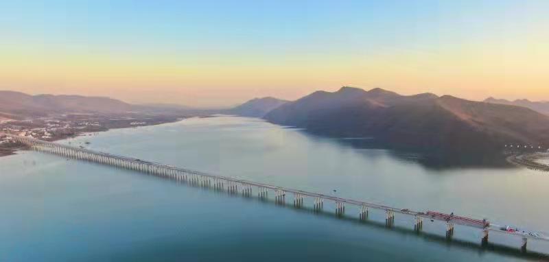 全長2920米！河南西淅高速段張灣特大橋單幅貫通