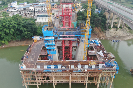 盤龍柳江特大橋32#主墩下橫梁澆筑完成。