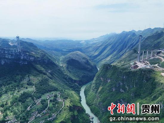 建設(shè)中的花江峽谷大橋。